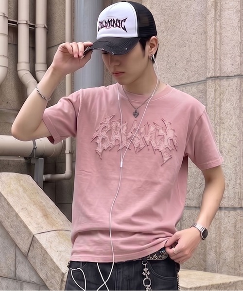 SPINNS(スピンズ)の「ダメージパッチワークロゴ半袖Tシャツ/レギュラー丈(Tシャツ/カットソー・メンズ・ホワイト/ブラック系その他/ピンク系その他/ウッドランド・ONESIZE)」の3枚目の写真