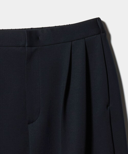 UNITED ARROWS(ユナイテッドアローズ)の「LIGHT SPONGY ワイドパンツ ‐ウォッシャブル‐(スラックス・レディース・ネイビー/オフホワイト/ブラック・40/34/36/38)」の15枚目の写真