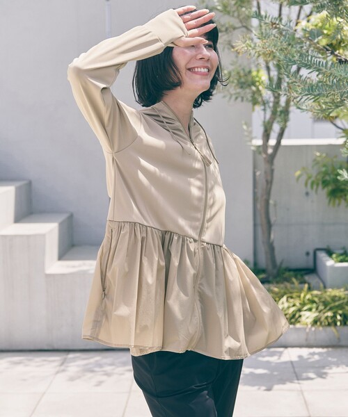 UNFILO(アンフィーロ)の「【VERY掲載】ラッシュガード ペプラムフーディ(ラッシュガード・レディース・ホワイト系/グレー系/ベージュ系/ブラック系・X-LARGE)」の4枚目の写真