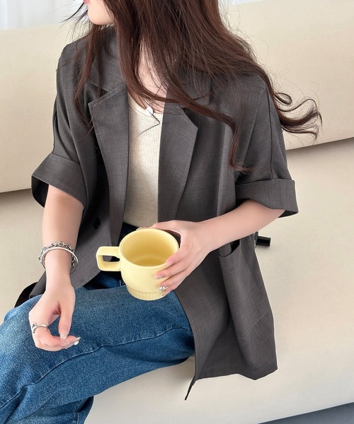 DAY CLOSET(デイ クローゼット)の「【ゆるっと羽織れてこなれ魅せ】半袖ドルマンスリーブダブルボタンテーラードジャケット レディース(テーラードジャケット・レディース・ブラック/チャコールグレー/ベージュ・L/M)」の4枚目の写真