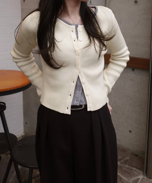 ISOOK(アイスー)の「ラウンドネックリブニットカーディガン(eri. select) / 春 ショート丈 短丈 クロップド丈 羽織り(カーディガン/ボレロ・レディース・ブラック/クリーム/グレー・FREE)」の1枚目の写真