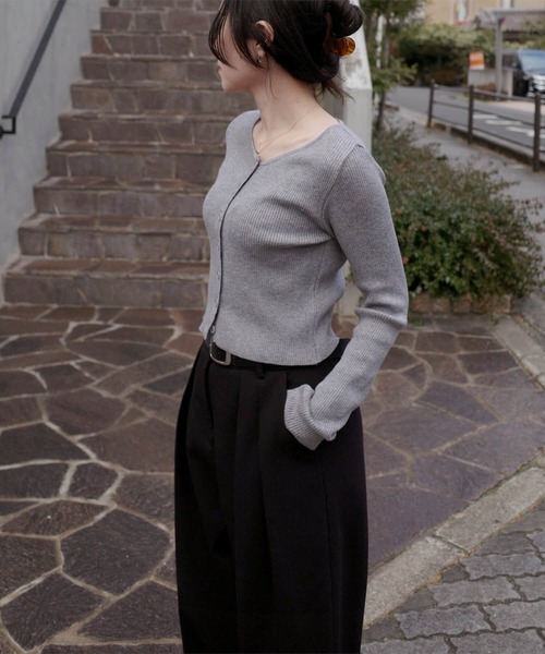 ISOOK(アイスー)の「ラウンドネックリブニットカーディガン(eri. select) / 春 ショート丈 短丈 クロップド丈 羽織り(カーディガン/ボレロ・レディース・ブラック/クリーム/グレー・FREE)」の6枚目の写真