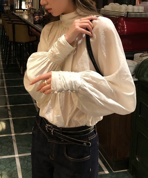 FAVORITO（ファヴォリート）の「ランタンスリーブスタンドカラートップス（その他トップス・レディース・ベージュ・XL/L/M/S）」の2枚目の写真
