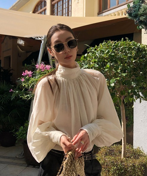 FAVORITO（ファヴォリート）の「ランタンスリーブスタンドカラートップス（その他トップス・レディース・ベージュ・XL/L/M/S）」の5枚目の写真