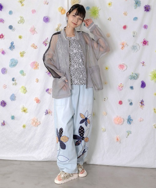 ScoLar(スカラー)の「ScoLar(スカラー) パッチワークお花アップリケデニムパンツ(デニムパンツ・レディース・ブルー・MEDIUM)」の8枚目の写真