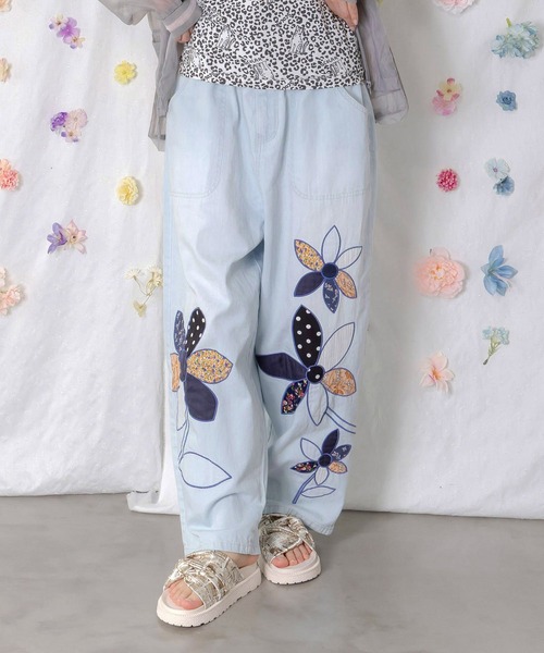 ScoLar(スカラー)の「ScoLar(スカラー) パッチワークお花アップリケデニムパンツ(デニムパンツ・レディース・ブルー・MEDIUM)」の9枚目の写真