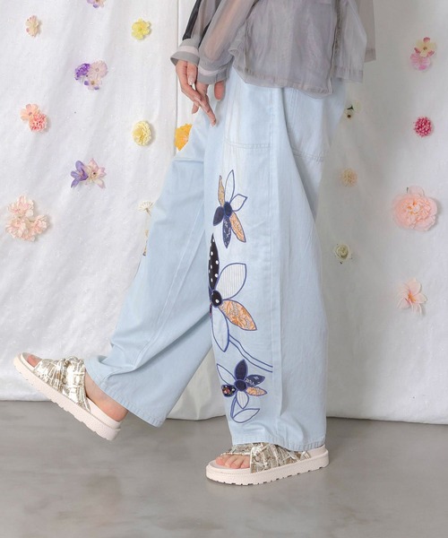 ScoLar(スカラー)の「ScoLar(スカラー) パッチワークお花アップリケデニムパンツ(デニムパンツ・レディース・ブルー・MEDIUM)」の3枚目の写真