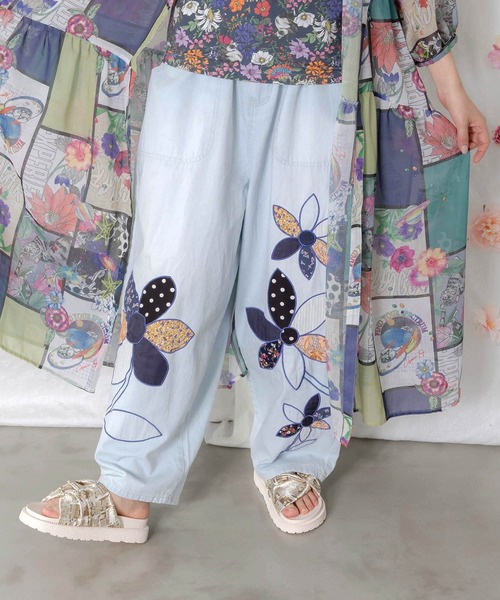 ScoLar(スカラー)の「ScoLar(スカラー) パッチワークお花アップリケデニムパンツ(デニムパンツ・レディース・ブルー・MEDIUM)」の5枚目の写真