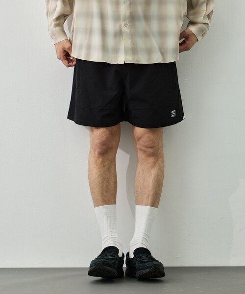 CITY COUNTRY CITY（シティーカントリーシティー）の「【CITY COUNTRY CITY/シティカントリーシティ】EMBROIDERD LOGO STRECH  NYLON EASY  SHORTS（その他パンツ・メンズ・ブラック/イエロー/ブルー・L）」の4枚目の写真