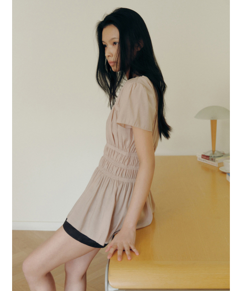 Yuje(ユジェ)の「SHIRRING BLOUSE (3color)(シャツ/ブラウス・レディース・ピンクベージュ/ブラック/ホワイト・FREE)」の5枚目の写真