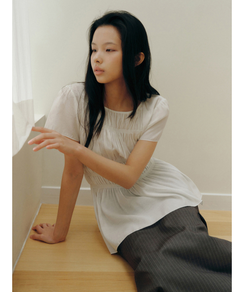 Yuje(ユジェ)の「SHIRRING BLOUSE (3color)(シャツ/ブラウス・レディース・ピンクベージュ/ブラック/ホワイト・FREE)」の13枚目の写真