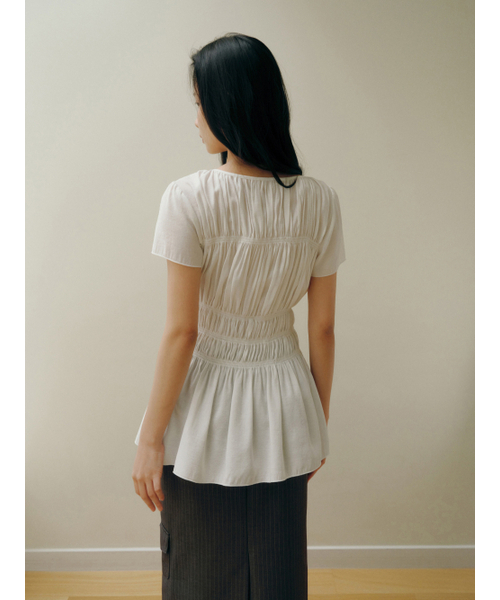 Yuje(ユジェ)の「SHIRRING BLOUSE (3color)(シャツ/ブラウス・レディース・ピンクベージュ/ブラック/ホワイト・FREE)」の16枚目の写真