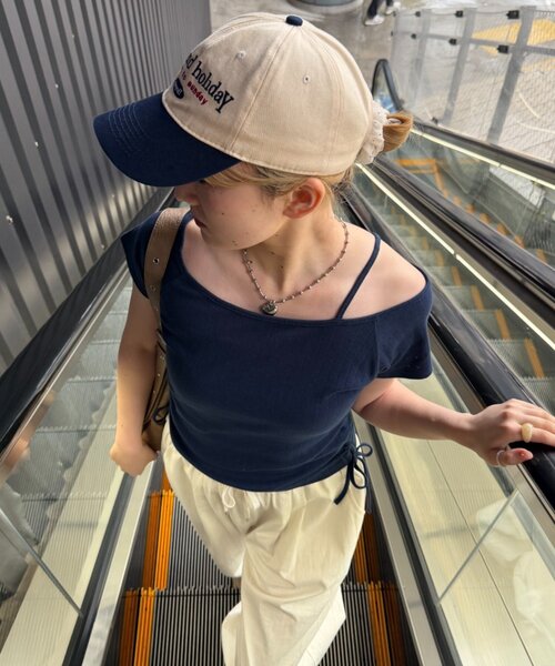 w closet（ダブルクローゼット）の「ワンショルドロストT（Tシャツ/カットソー・レディース・ブラック/レッド/ブルー/ネイビー/オフホワイト・FREE）」の3枚目の写真
