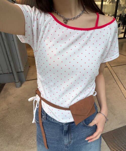 w closet（ダブルクローゼット）の「ワンショルドロストT（Tシャツ/カットソー・レディース・ブラック/レッド/ブルー/ネイビー/オフホワイト・FREE）」の5枚目の写真