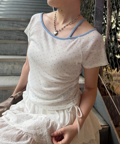 w closet（ダブルクローゼット）の「ワンショルドロストT（Tシャツ/カットソー・レディース・ブラック/レッド/ブルー/ネイビー/オフホワイト・FREE）」の4枚目の写真