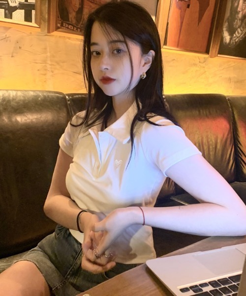 Emilie(エミリー)の「ワンポイントハートクロップド丈ポロシャツ(Tシャツ/カットソー・レディース・ピンク/ホワイト・FREE)」の8枚目の写真