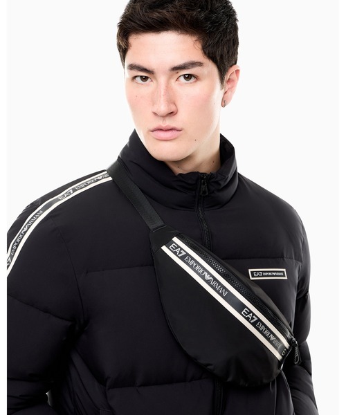 EMPORIO ARMANI EA7(エンポリオアルマーニイーエーセブン)の「<オンライン限定>【エンポリオ アルマーニ EA7】ロゴテープ ウエストバッグ ショルダーバッグ(ショルダーバッグ・メンズ・ブラック・FREE)」の2枚目の写真