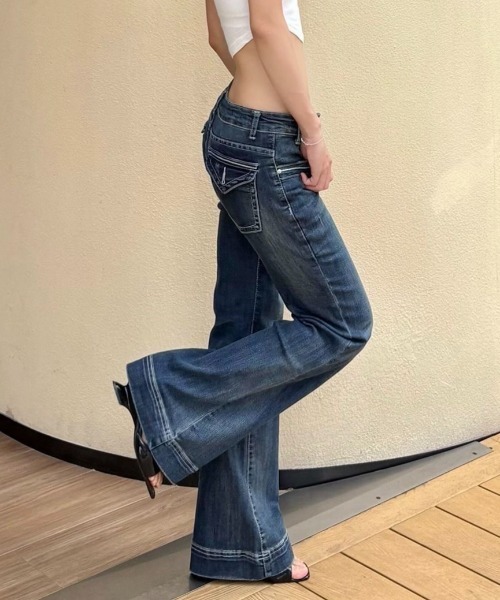 LADY LIKE(レディライク)の「フラップポケット付き美脚見えフレアデニムパンツ(デニムパンツ・レディース・ブルー・M)」の4枚目の写真