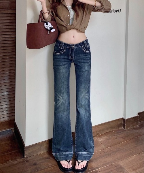 LADY LIKE(レディライク)の「フラップポケット付き美脚見えフレアデニムパンツ(デニムパンツ・レディース・ブルー・M)」の16枚目の写真