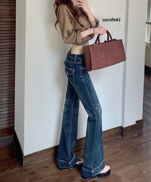 LADY LIKE(レディライク)の「フラップポケット付き美脚見えフレアデニムパンツ(デニムパンツ・レディース・ブルー・M)」の18枚目の写真