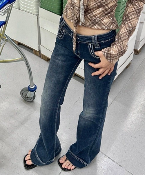 LADY LIKE(レディライク)の「フラップポケット付き美脚見えフレアデニムパンツ(デニムパンツ・レディース・ブルー・M)」の21枚目の写真