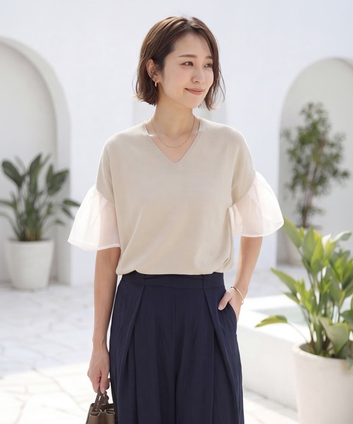 STYLE DELI(スタイルデリ)の「オーガンジースリーブVネックトップス(Tシャツ/カットソー・レディース・ナチュラル/ブラック・FREE)」の1枚目の写真