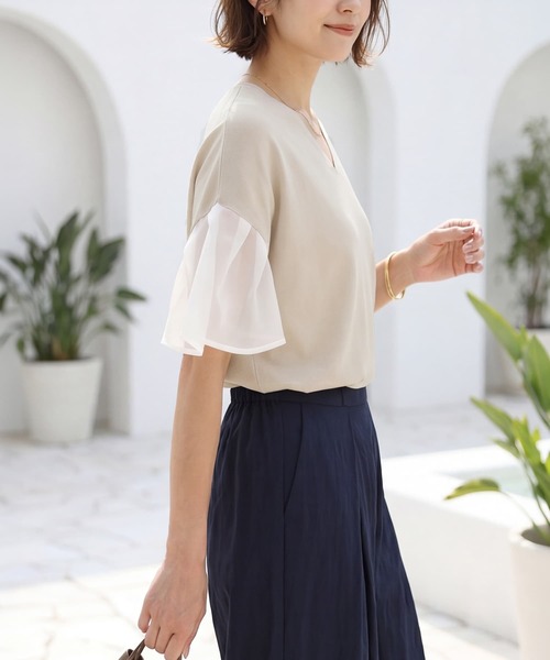 STYLE DELI(スタイルデリ)の「オーガンジースリーブVネックトップス(Tシャツ/カットソー・レディース・ナチュラル/ブラック・FREE)」の13枚目の写真