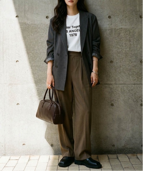 AMELY(エミリー)の「ヴィンテージライク ロゴプリント Tシャツ(Tシャツ/カットソー・レディース・ホワイト/ブラック系/ベージュ/ピンク・フリー)」の2枚目の写真
