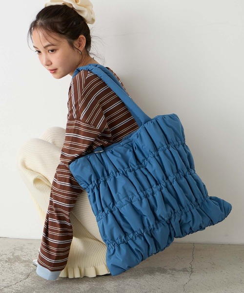 forksy.(フォルクシー)の「【forksy.】パファーギャザー アソートトートバッグ/ドット・無地(トートバッグ・レディース・チャコール/ブラック系/アイボリー系/ブルー/ブラック・FREE)」の5枚目の写真