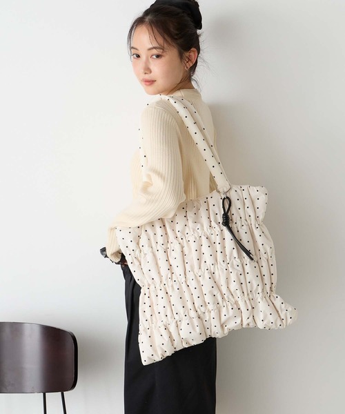 forksy.(フォルクシー)の「【forksy.】パファーギャザー アソートトートバッグ/ドット・無地(トートバッグ・レディース・チャコール/ブラック系/アイボリー系/ブルー/ブラック・FREE)」の6枚目の写真