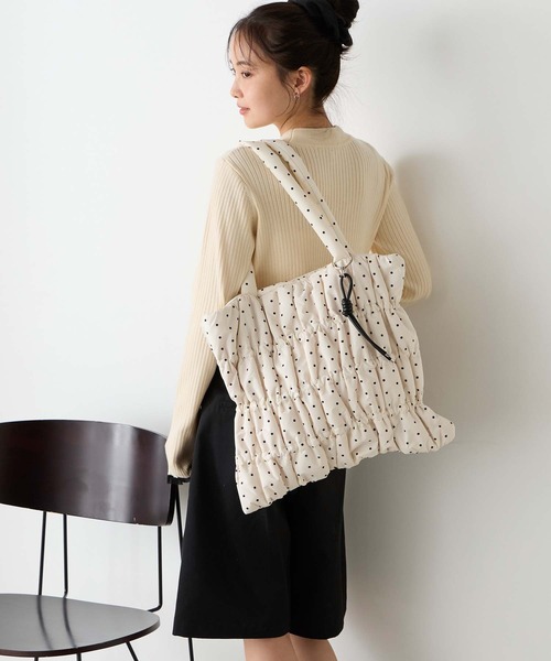 forksy.(フォルクシー)の「【forksy.】パファーギャザー アソートトートバッグ/ドット・無地(トートバッグ・レディース・チャコール/ブラック系/アイボリー系/ブルー/ブラック・FREE)」の7枚目の写真