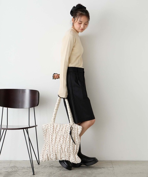 forksy.(フォルクシー)の「【forksy.】パファーギャザー アソートトートバッグ/ドット・無地(トートバッグ・レディース・チャコール/ブラック系/アイボリー系/ブルー/ブラック・FREE)」の9枚目の写真