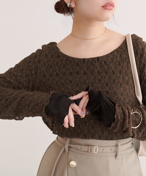 natural couture(ナチュラルクチュール)の「シアーベロア×レースリバーシブルTOPS(Tシャツ/カットソー・レディース・ブラウン/モカ/ブラック/アイボリー・FREE)」の3枚目の写真