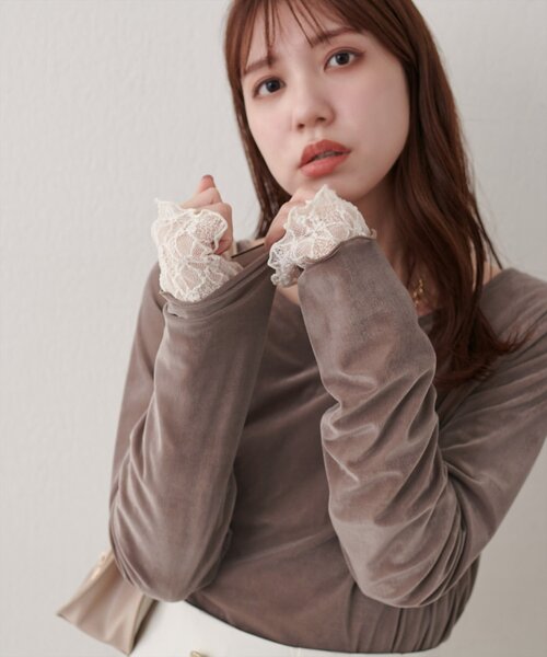 natural couture(ナチュラルクチュール)の「シアーベロア×レースリバーシブルTOPS(Tシャツ/カットソー・レディース・ブラウン/モカ/ブラック/アイボリー・FREE)」の4枚目の写真