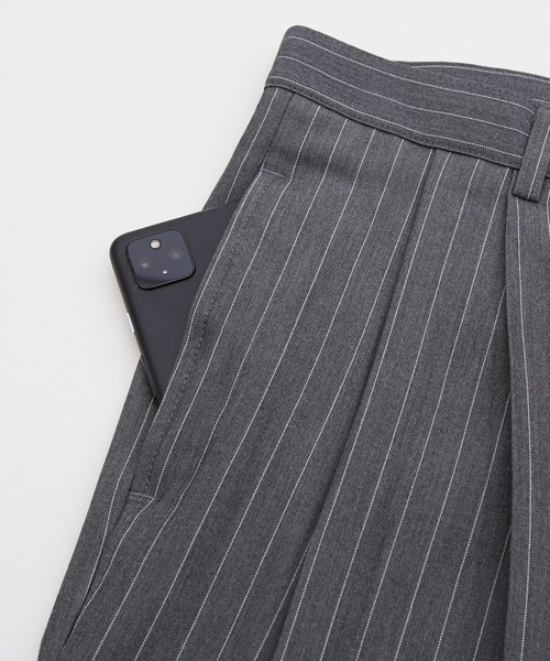 OXA（オグザ）の「ピンストライプ ツータック スラックス ワイドパンツ OXA（スラックス・メンズ・グレー/ブラック・MEDIUM/LARGE）」の9枚目の写真