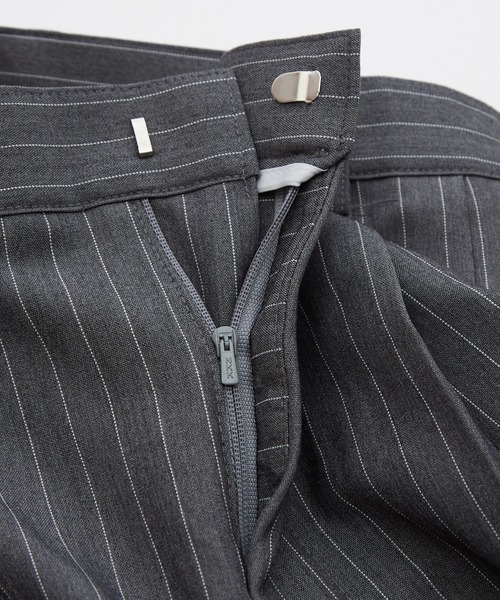 OXA（オグザ）の「ピンストライプ ツータック スラックス ワイドパンツ OXA（スラックス・メンズ・グレー/ブラック・MEDIUM/LARGE）」の10枚目の写真