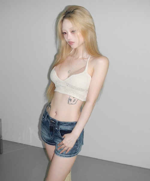 THEAIRTOWN（ジエアタウン）の「blue wave chrome denim shorts（デニムパンツ・レディース・ブルー・SMALL/MEDIUM）」の10枚目の写真