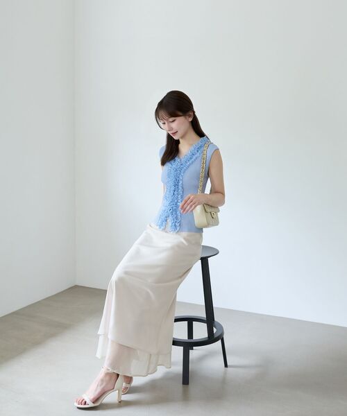 V‑line frill knit — вязаная майка с V‑образным вырезом и рюшами