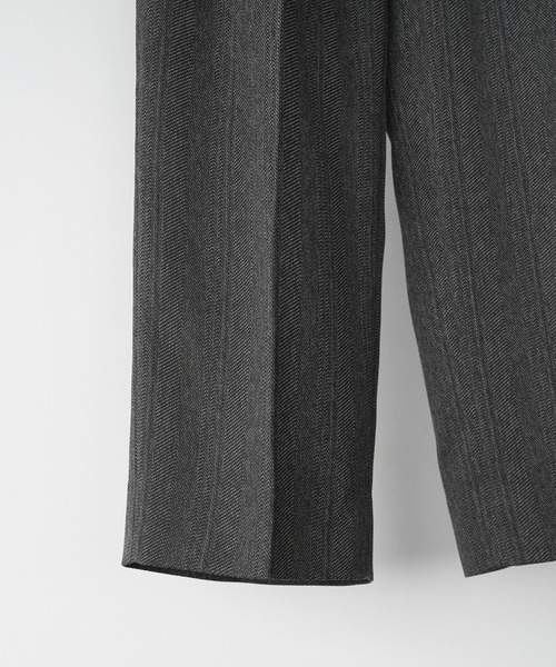 WYM LIDNM(ウィム バイ リドム)の「MELANGE TWEED CURVED SEAM SLACKS【SET-UP】(スラックス・メンズ・ブラック系/チャコール/ブラウン系・S/XS/M/L)」の6枚目の写真