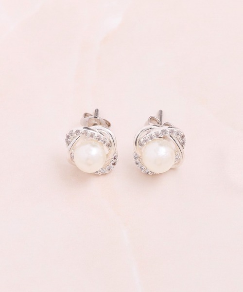Heartdance(ハートダンス)の「キュービック×パール フラワーモチーフピアス(ピアス(両耳用)・レディース・シルバー/ゴールド・FREE)」の1枚目の写真