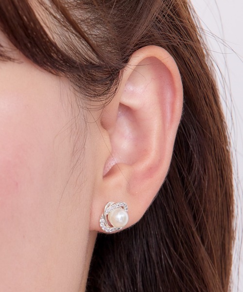 Heartdance(ハートダンス)の「キュービック×パール フラワーモチーフピアス(ピアス(両耳用)・レディース・シルバー/ゴールド・FREE)」の4枚目の写真