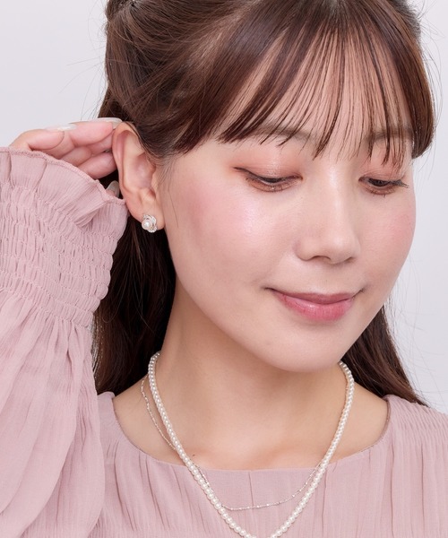 Heartdance(ハートダンス)の「キュービック×パール フラワーモチーフピアス(ピアス(両耳用)・レディース・シルバー/ゴールド・FREE)」の5枚目の写真