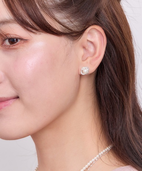 Heartdance(ハートダンス)の「キュービック×パール フラワーモチーフピアス(ピアス(両耳用)・レディース・シルバー/ゴールド・FREE)」の6枚目の写真