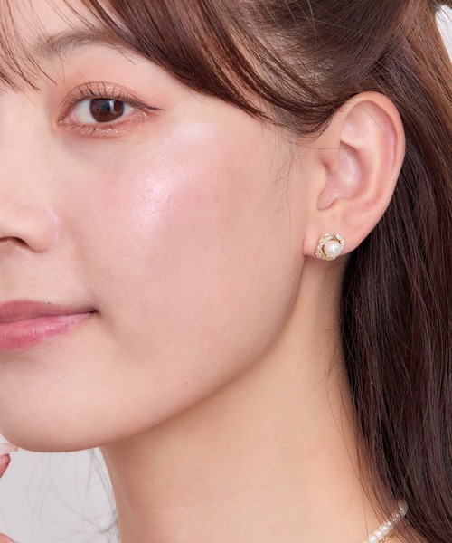 Heartdance(ハートダンス)の「キュービック×パール フラワーモチーフピアス(ピアス(両耳用)・レディース・シルバー/ゴールド・FREE)」の9枚目の写真