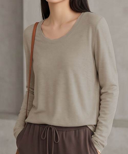 LOWO(ロワ)の「ベーシッククルーネック長袖カットソー(Tシャツ/カットソー・レディース・モカ/オフホワイト/ブラウン/ブラック/ブラック×ホワイト/グレー・FREE)」の6枚目の写真