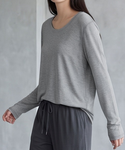 LOWO(ロワ)の「ベーシッククルーネック長袖カットソー(Tシャツ/カットソー・レディース・モカ/オフホワイト/ブラウン/ブラック/ブラック×ホワイト/グレー・FREE)」の16枚目の写真