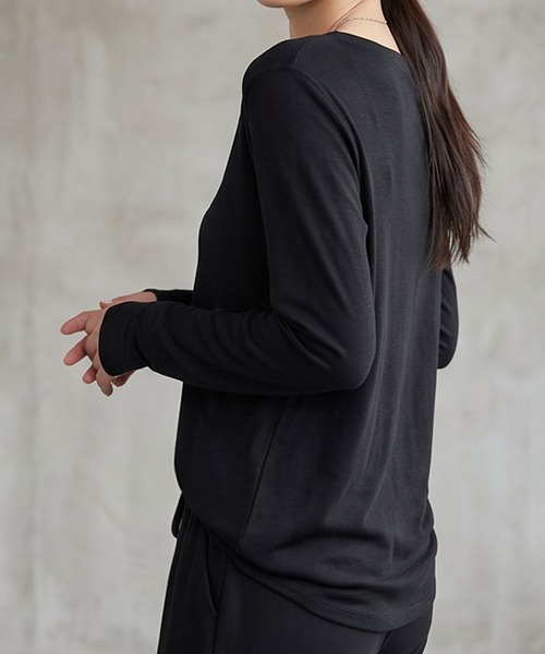 LOWO(ロワ)の「ベーシッククルーネック長袖カットソー(Tシャツ/カットソー・レディース・モカ/オフホワイト/ブラウン/ブラック/ブラック×ホワイト/グレー・FREE)」の21枚目の写真