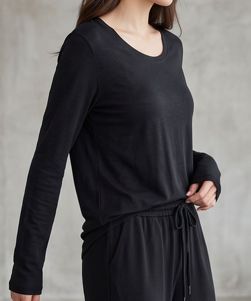 LOWO(ロワ)の「ベーシッククルーネック長袖カットソー(Tシャツ/カットソー・レディース・モカ/オフホワイト/ブラウン/ブラック/ブラック×ホワイト/グレー・FREE)」の22枚目の写真