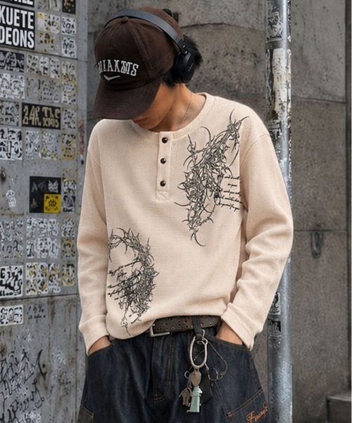 SPINNS(スピンズ)の「短丈ワッフルヘンリーネック長袖Tシャツ/サーマル/ダークロゴ(Tシャツ/カットソー・メンズ・ブラック系その他/アイボリー/ワイン/カモフラージュ・ONESIZE)」の1枚目の写真