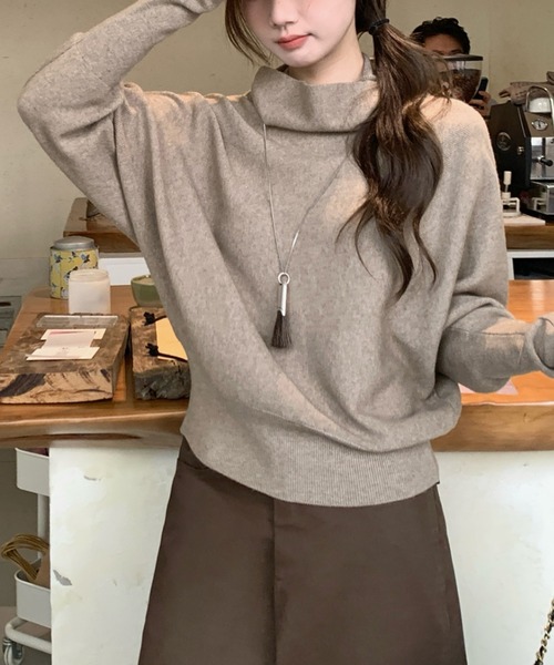 LUCPY(ラクピー)の「オフタートルネックルーズニットプルオーバー(ニット/セーター・レディース・ベージュ/アイボリー/ダークグレー/レッド・FREE)」の5枚目の写真